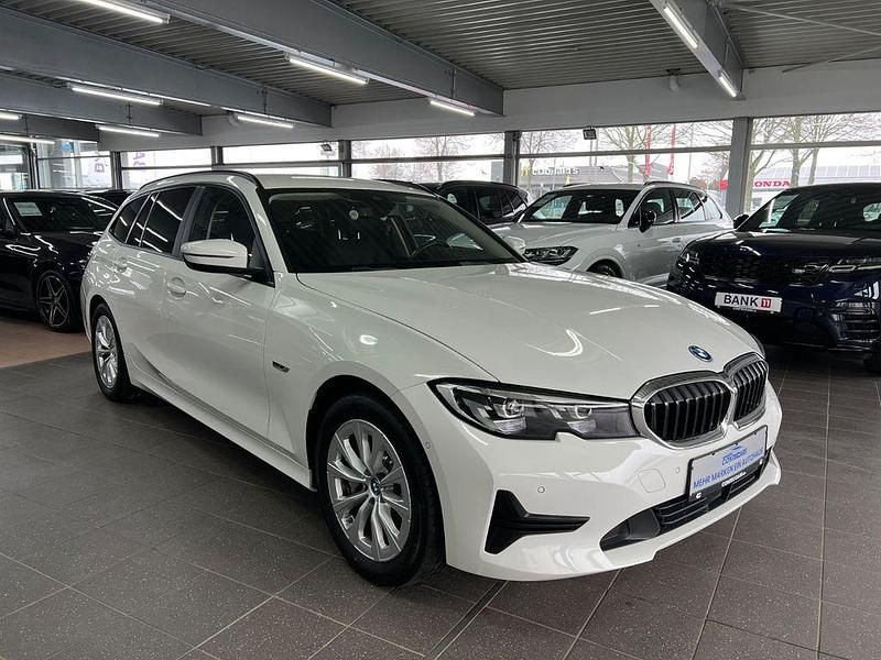 Gebraucht BMW 330e Advantage 184 PS (135 kW) 2022 Alpinweiss iii Kombi