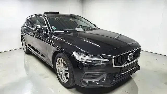 Gebraucht Volvo V60 Core 197 PS (144 kW) 2023 Schwarz Kombi