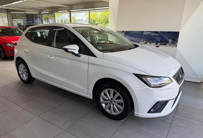 Weiß Gebraucht 2021 Seat Ibiza Reference Limousine | 10.790 € (Guter Preis) - Bild 1/4