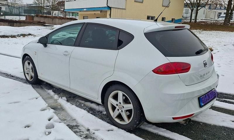 Weiß Gebraucht 2011 Seat Leon FR Limousine | 2.000 € (Superpreis) - Bild 1/4