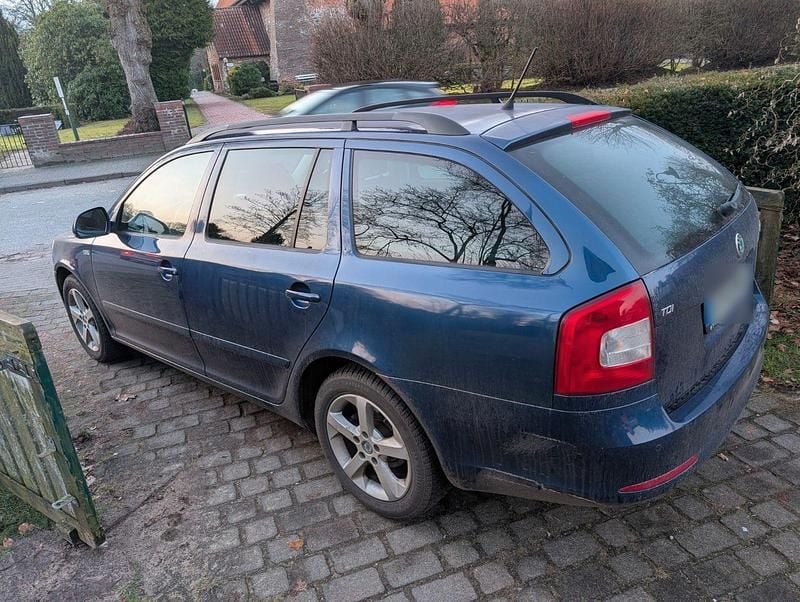 Gebraucht Skoda Octavia Family 105 PS (77 kW) 2011 Blau Kombi
