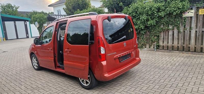 Rot Gebraucht 2009 Peugeot Partner Tepee Premium Van / Kleinbus | 6.507 € (Fairer Preis) - Bild 1/4
