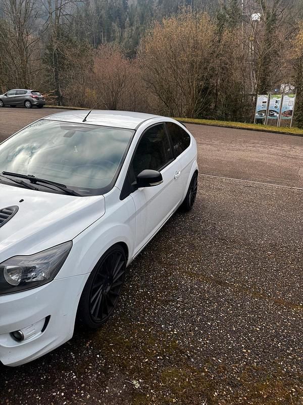 Gebraucht Ford Focus 125 PS (91 kW) 2010 Weiß Limousine