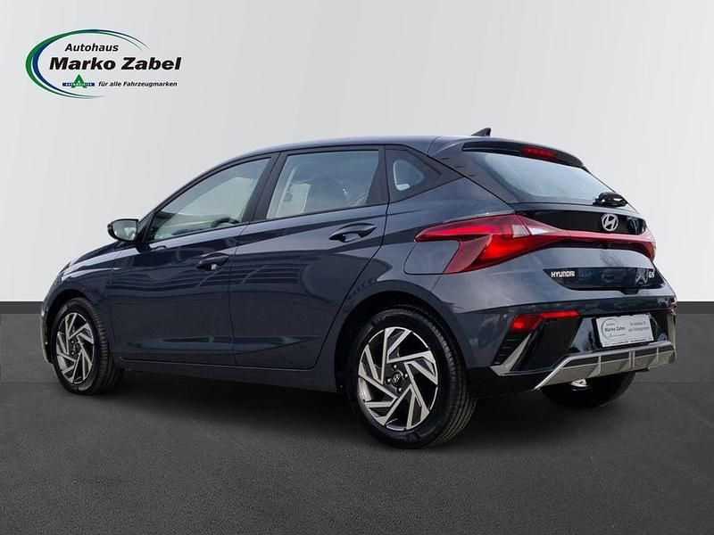 Neu Hyundai i20 101 PS (74 kW) 2025 Grau Kleinwagen