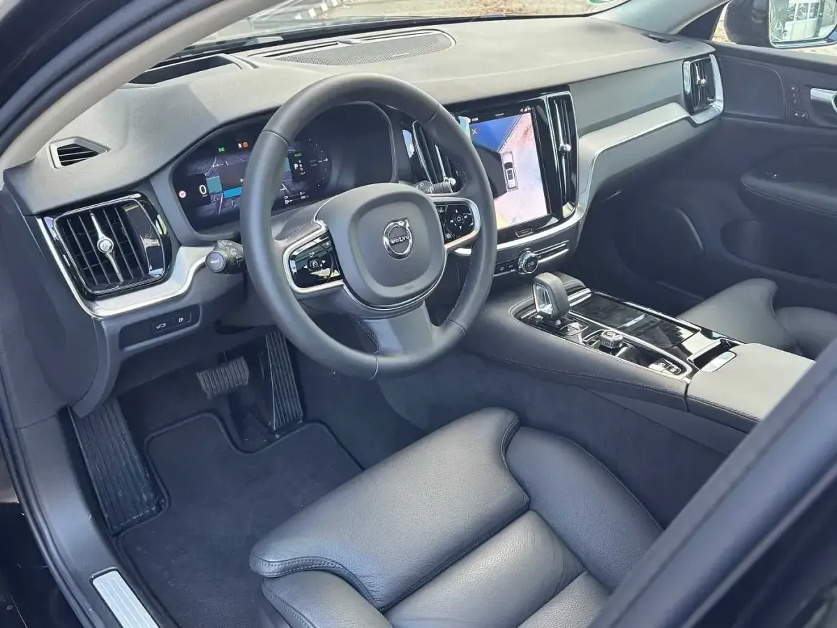 Gebraucht Volvo V60 Plus 398 PS (292 kW) 2025 Schwarz Kombi