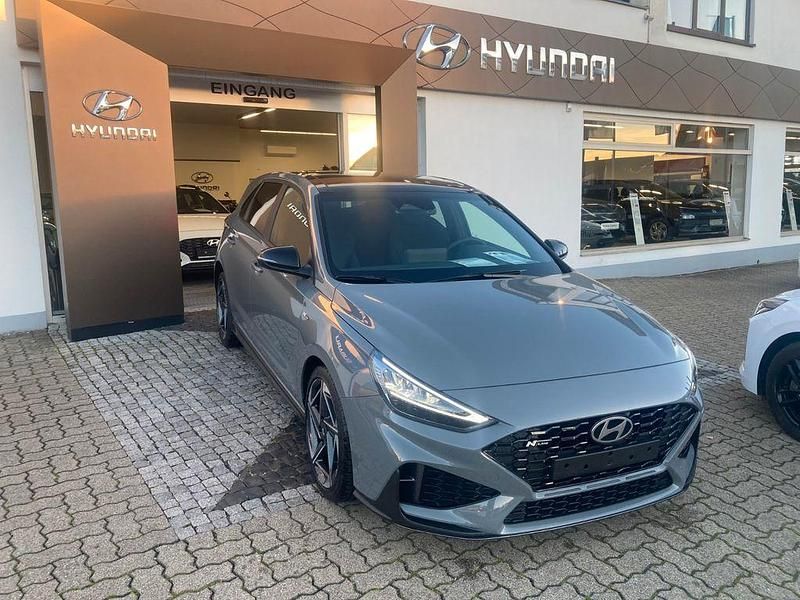Shadow grey uni Neu 2025 Hyundai i30 N Line Limousine | 30.790 € (Etwas zu teuer) - Bild 1/4