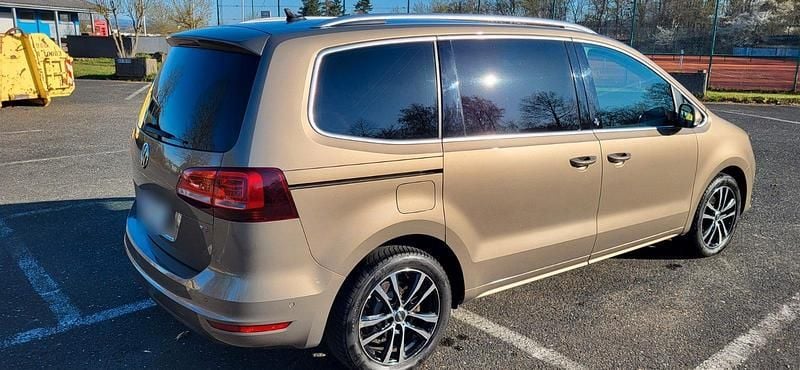Gebraucht VW Sharan Sound 150 PS (110 kW) 2017 Braun Van / Kleinbus