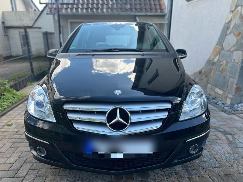 Schwarz Gebraucht 2011 Mercedes B180 Van / Kleinbus | 5.855 € - Bild 1/4