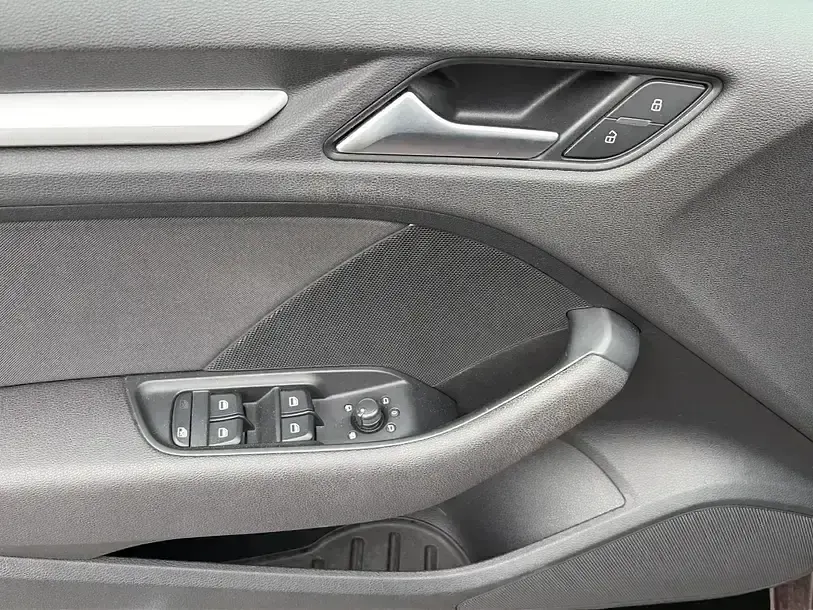 Usado Audi A3 Attraction 105 HP (77 kW) 2014 Vermelho Sedan
