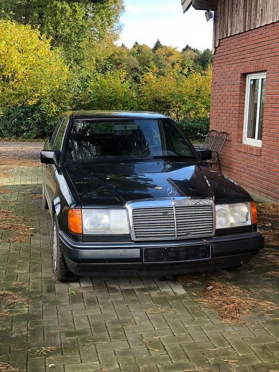 Blau Gebraucht 1993 Mercedes 200 Limousine | 3.900 € - Bild 1/4
