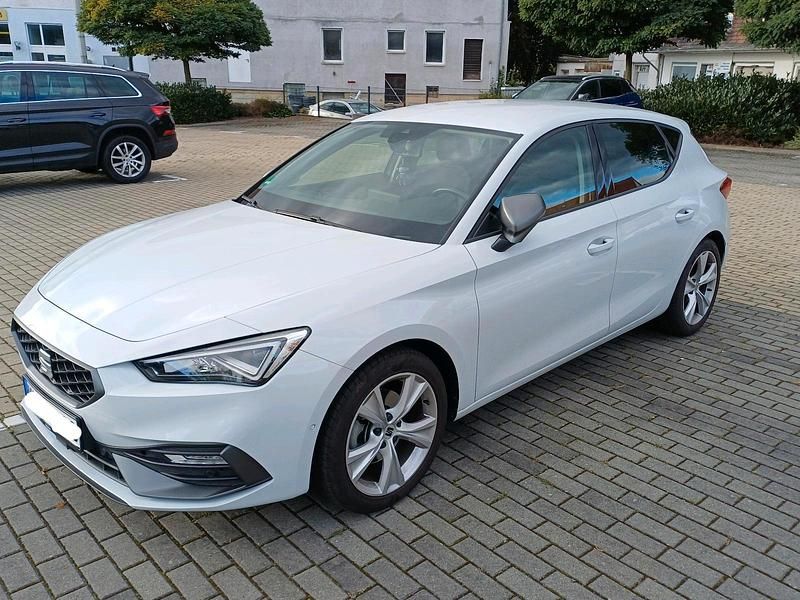 Weiß Gebraucht 2022 Seat Leon FR Limousine | 20.500 € (Guter Preis) - Bild 1/4