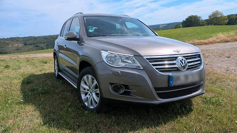 Grau Gebraucht 2009 VW Tiguan SUV | 8.700 € (Fairer Preis) - Bild 1/4