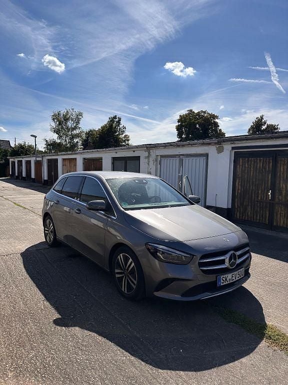 Grau Gebraucht 2022 Mercedes B180 Van / Kleinbus | 26.600 € (Guter Preis) - Bild 1/4