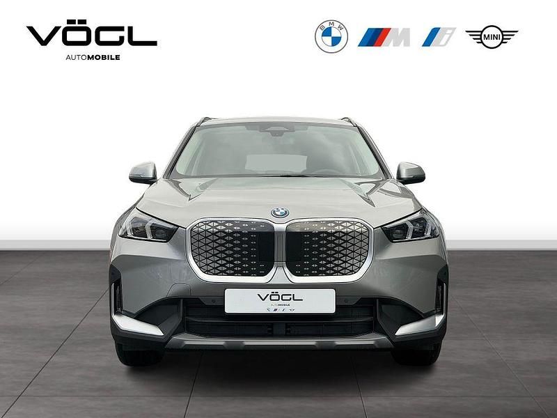 Neu BMW iX1 Shadowline 150 kW (204 PS) 2025 Spacesilber SUV