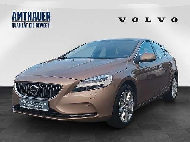 Braun Gebraucht 2017 Volvo V40 Inscription Limousine | 15.490 € (Fairer Preis) - Bild 1/4