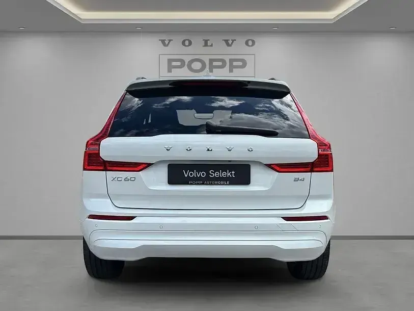 Gebraucht Volvo XC60 Core 197 PS (144 kW) 2023 Crystal white / metallic SUV