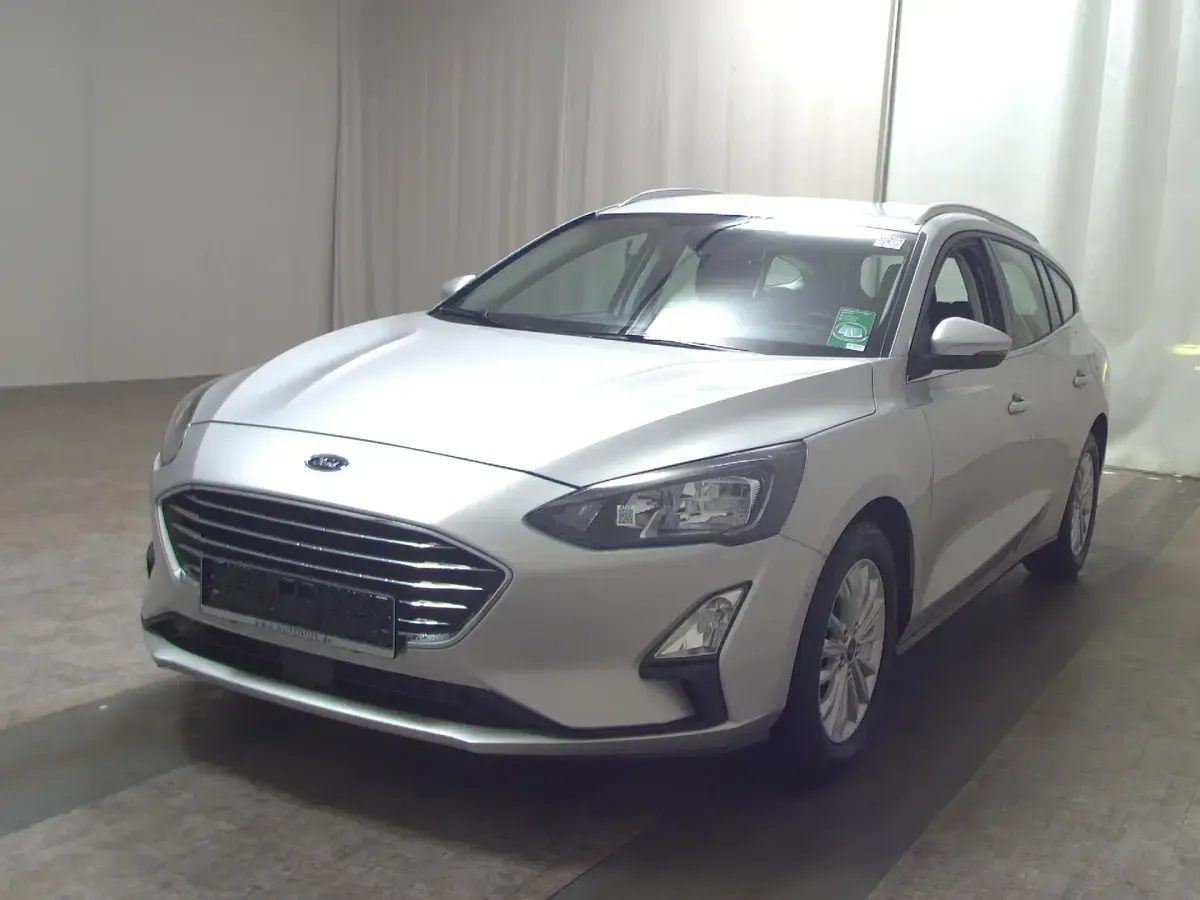 Usado Ford Focus Titanium 125 CV (91 kW) 2021 Plateado Berlina