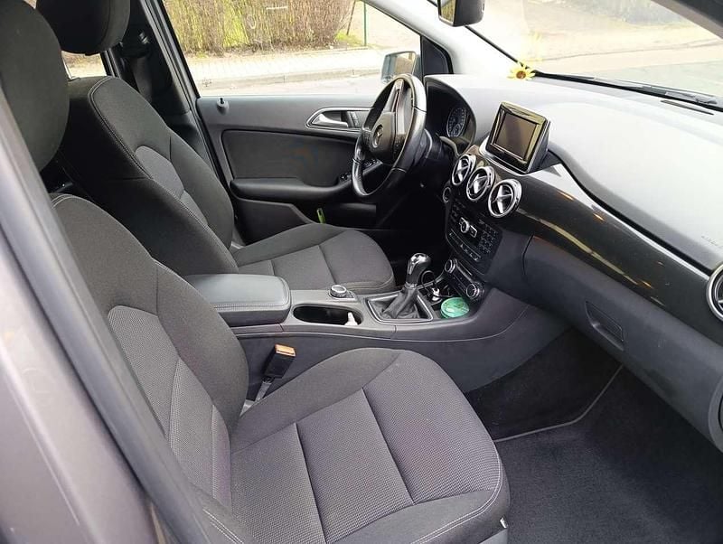 Gebraucht Mercedes B180 122 PS (89 kW) 2013 Silber Van / Kleinbus