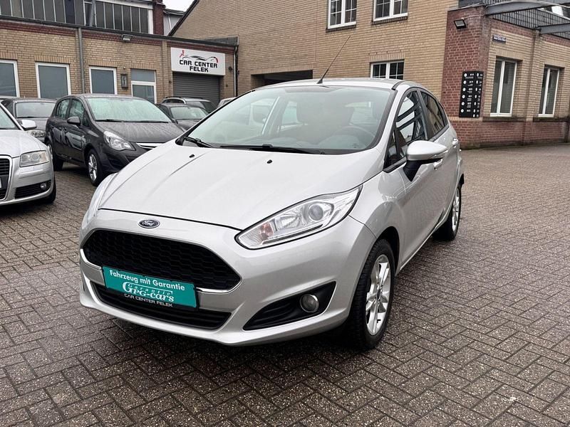 Gebraucht Ford Fiesta Celebration 80 PS (58 kW) 2016 Silber Kleinwagen