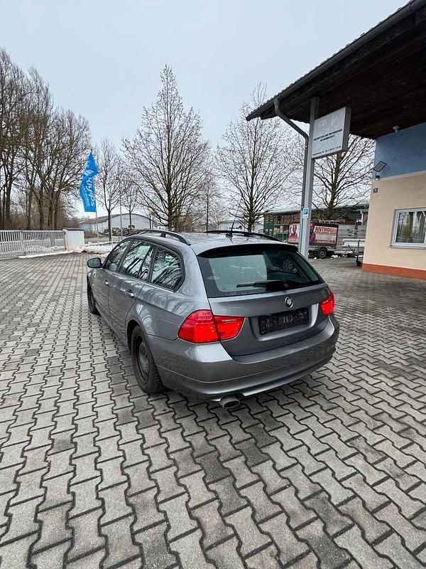 Gebraucht BMW 320 177 PS (130 kW) 2009 Grau Kombi