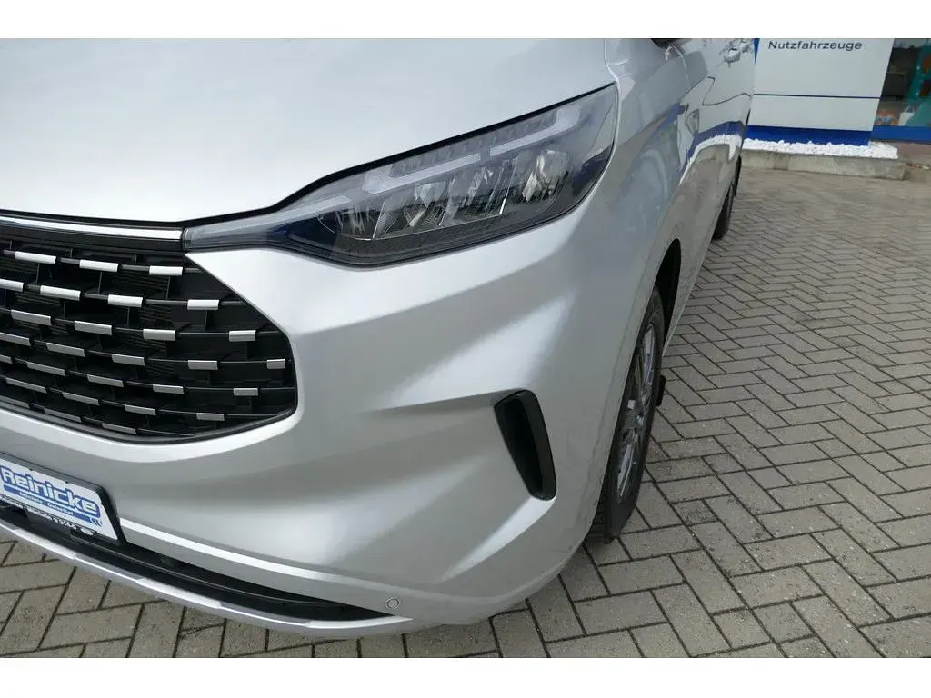 Gebraucht Ford Tourneo Titanium 136 PS (100 kW) 2025 Silber Van / Kleinbus