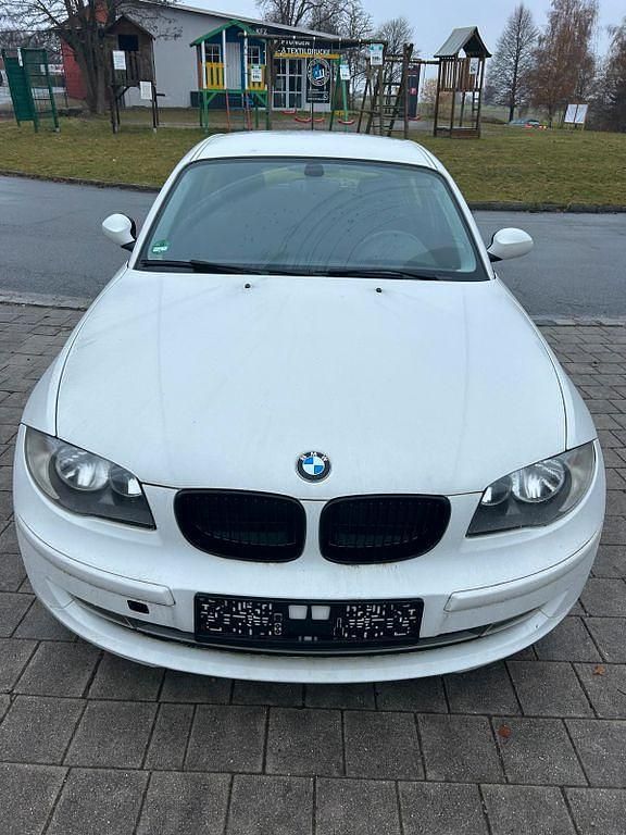 Weiß Gebraucht 2009 BMW 116 Kleinwagen | 4.650 € (Fairer Preis) - Bild 1/4