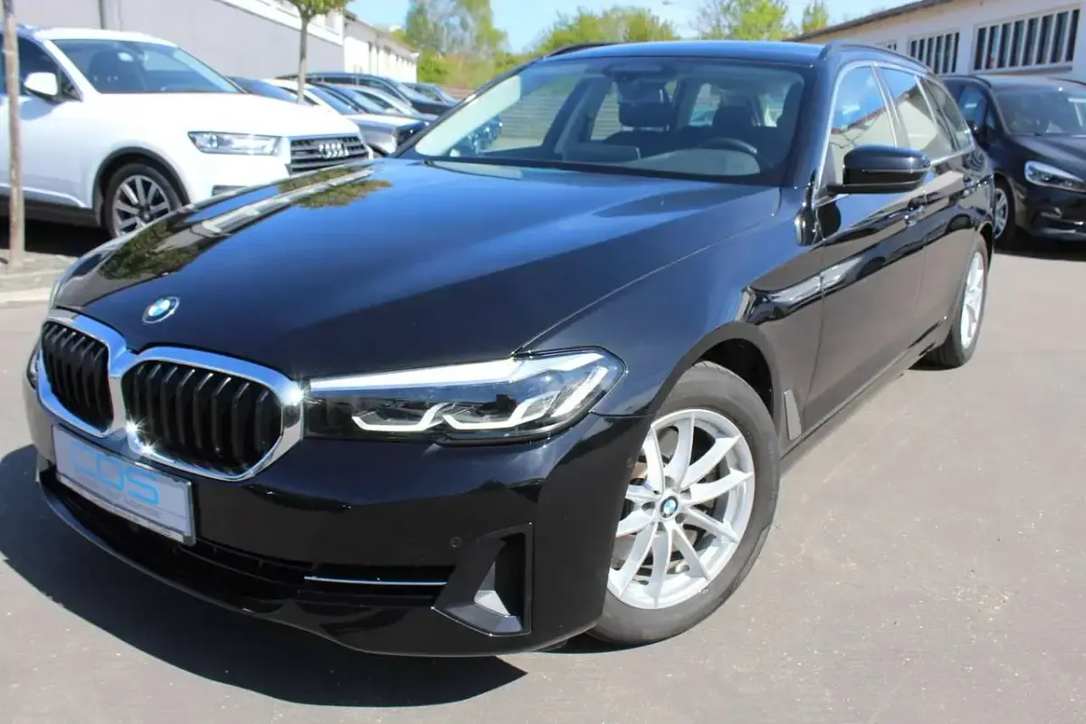 Gebraucht BMW 520 190 PS (139 kW) 2023 Black sapphire metallic Kombi