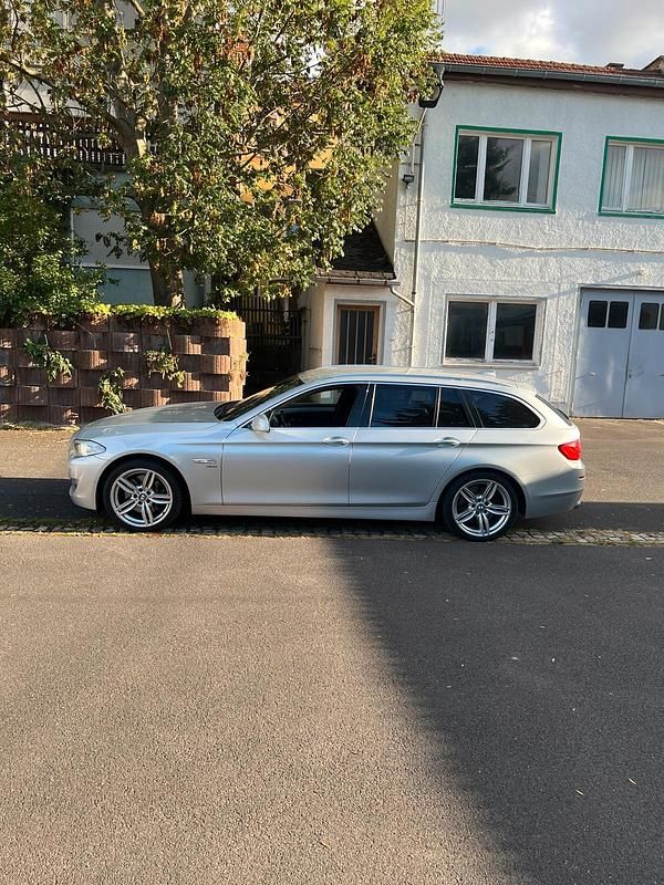 Gebraucht BMW 530 258 PS (189 kW) 2011 Silber Kombi