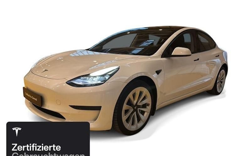 Weiß Gebraucht 2022 Tesla Model 3 Standard Range Limousine | 28.500 € (Fairer Preis) - Bild 1/4