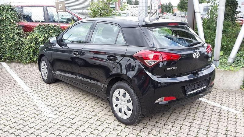 Gebraucht Hyundai i20 75 PS (55 kW) 2017 Schwarz Kleinwagen