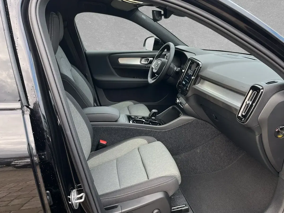 Gebraucht Volvo XC40 Plus 163 PS (119 kW) 2025 Onyx schwarz SUV