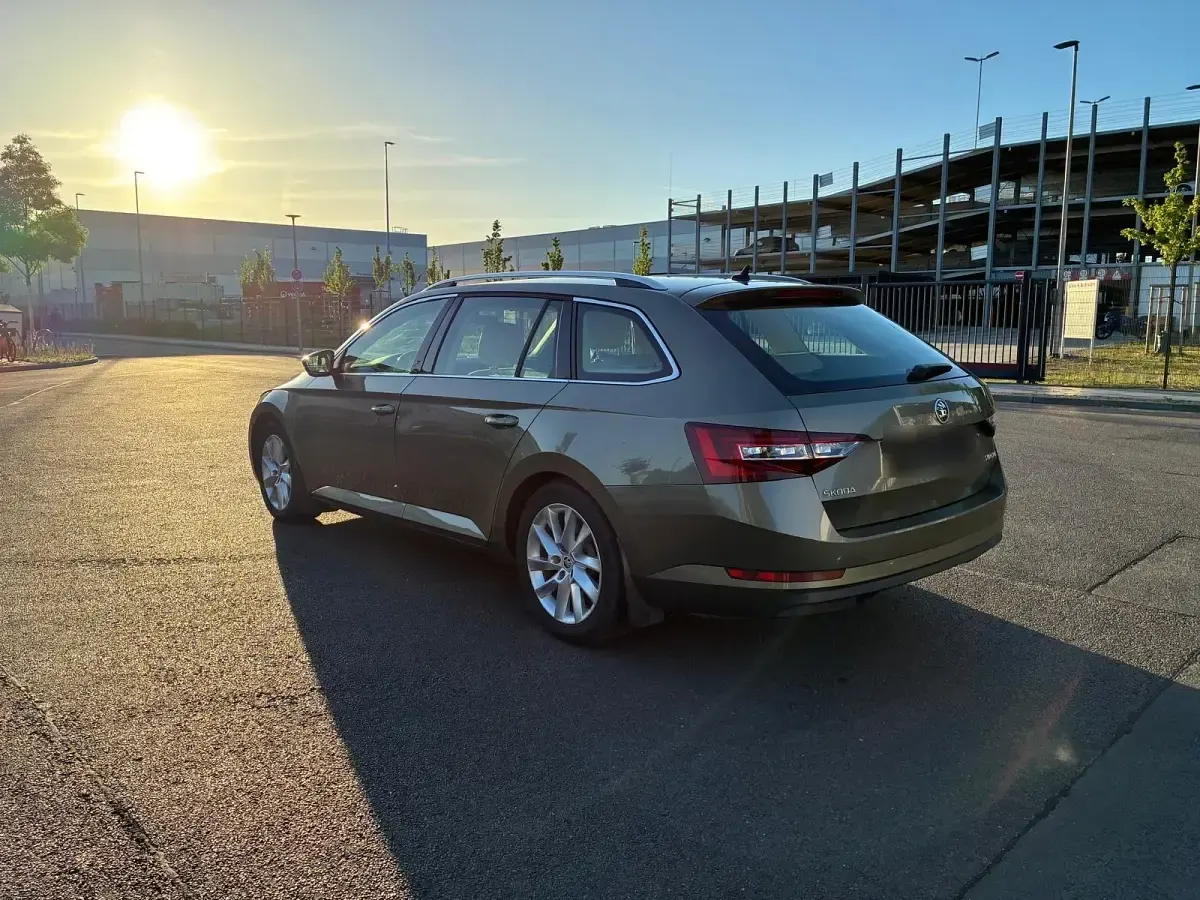 Gebraucht Skoda Superb 180 PS (132 kW) 2016 Grau Kombi