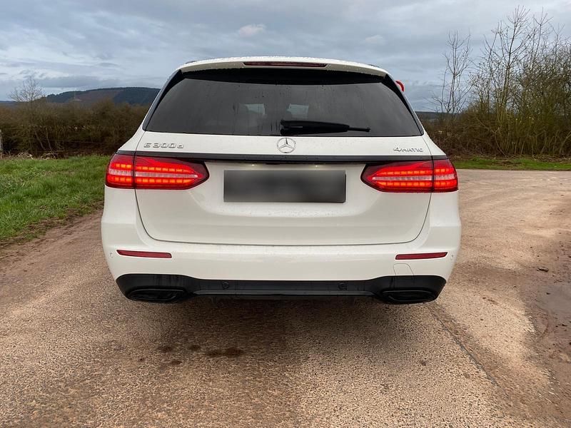 Gebraucht Mercedes E300 265 PS (194 kW) 2024 Weiß Kombi