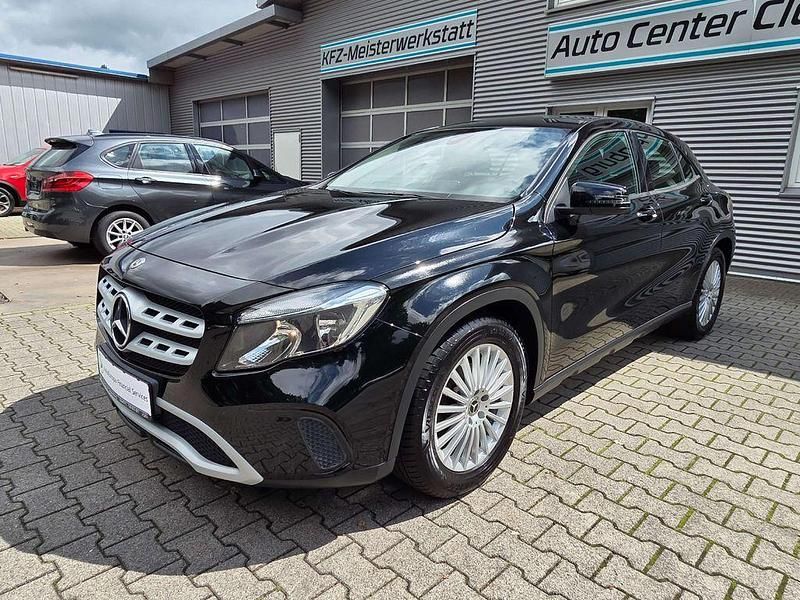 Nachtschwarz Gebraucht 2018 Mercedes GLA180 SUV | 16.900 € (Etwas zu teuer) - Bild 1/4