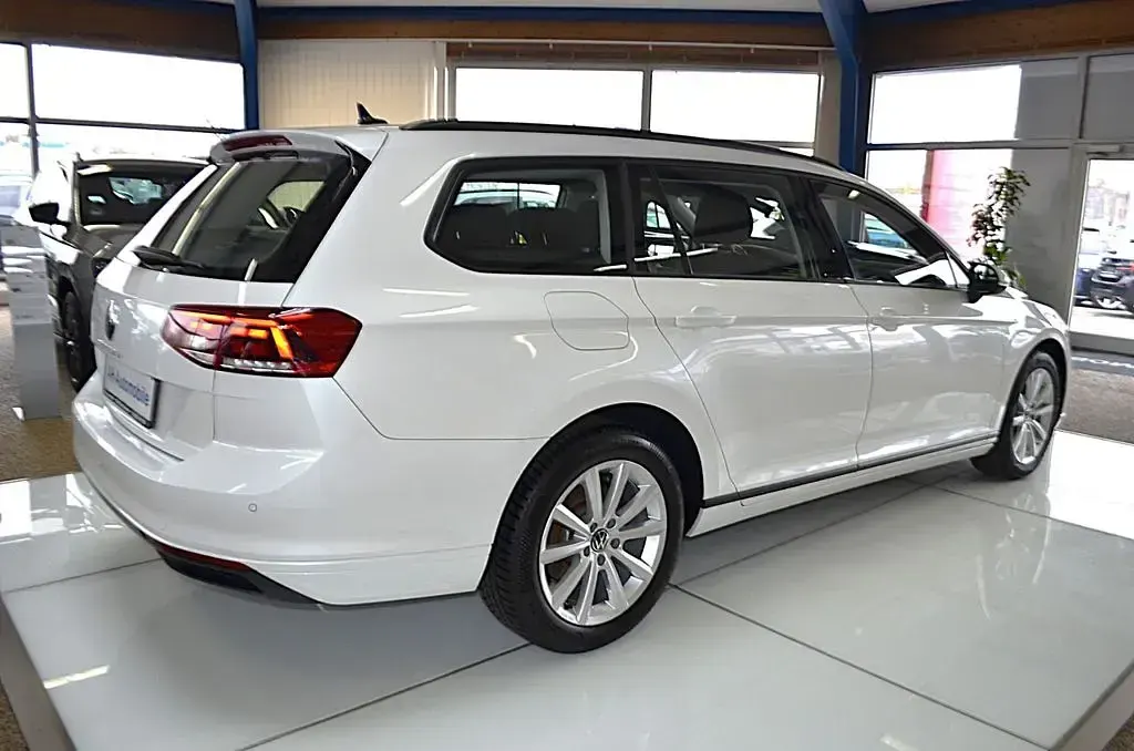 Gebraucht VW Passat Basis 150 PS (110 kW) 2023 Weiß Kombi