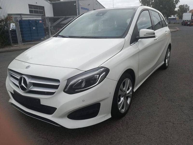Weiß Gebraucht 2019 Mercedes B200 Van / Kleinbus | 6.499 € - Bild 1/4