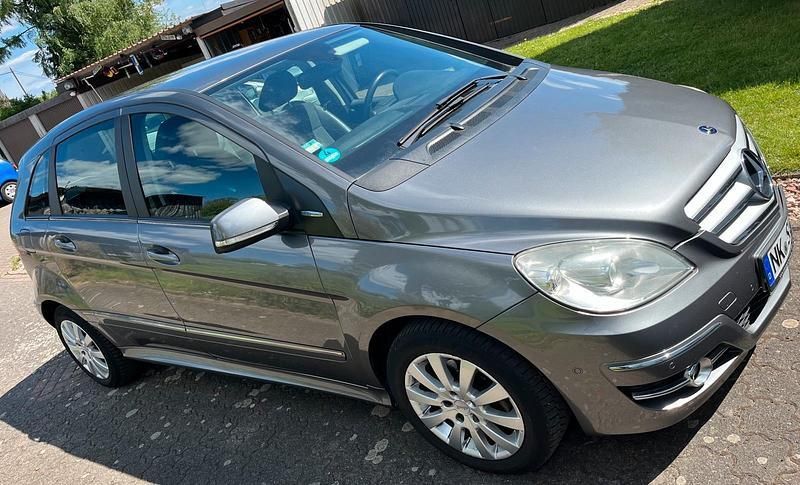 Grau Gebraucht 2009 Mercedes B160 Van / Kleinbus | 4.750 € (Fairer Preis) - Bild 1/4