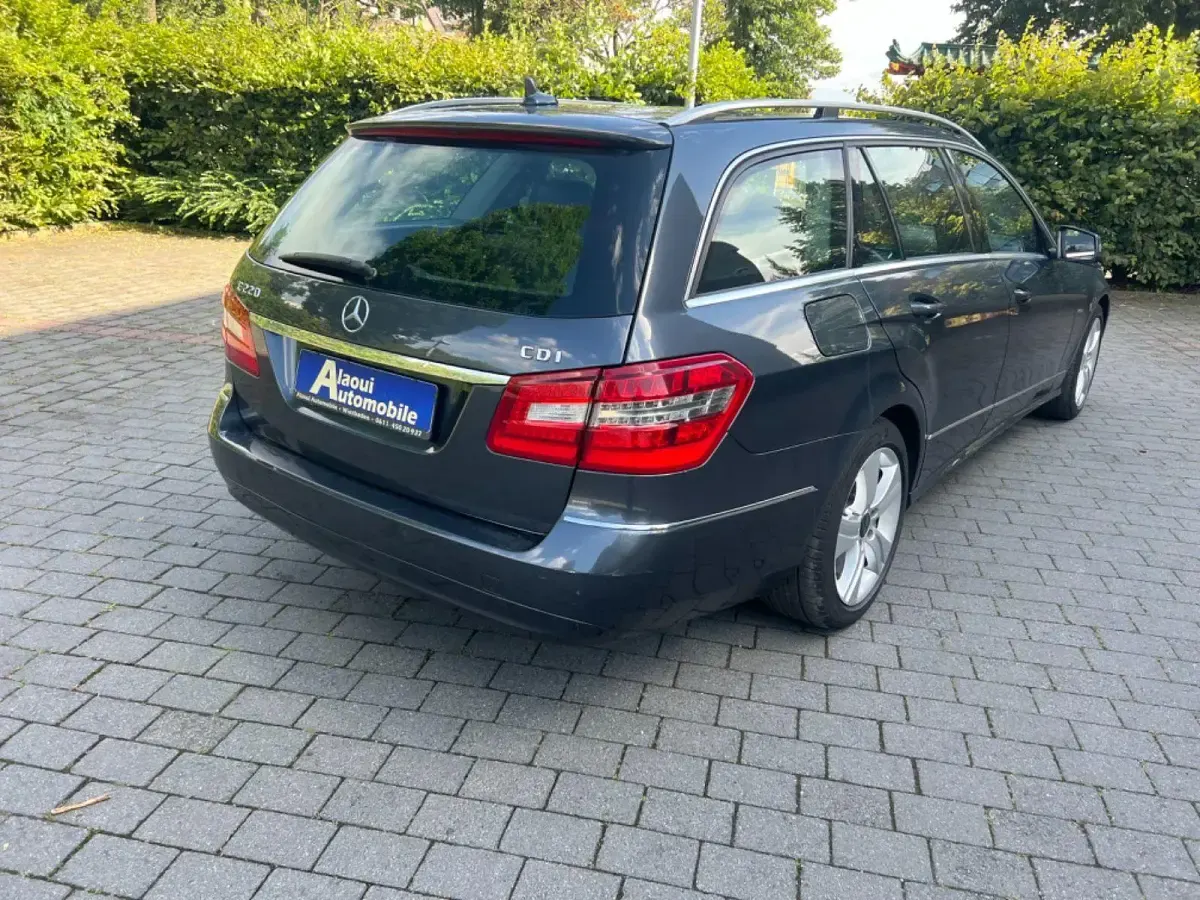 Usado Mercedes E220 170 CV (125 kW) 2011 Gris Familiar
