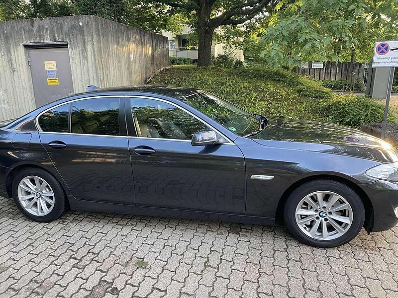 Grau Gebraucht 2011 BMW 525 Limousine | 7.500 € (Guter Preis) - Bild 1/4