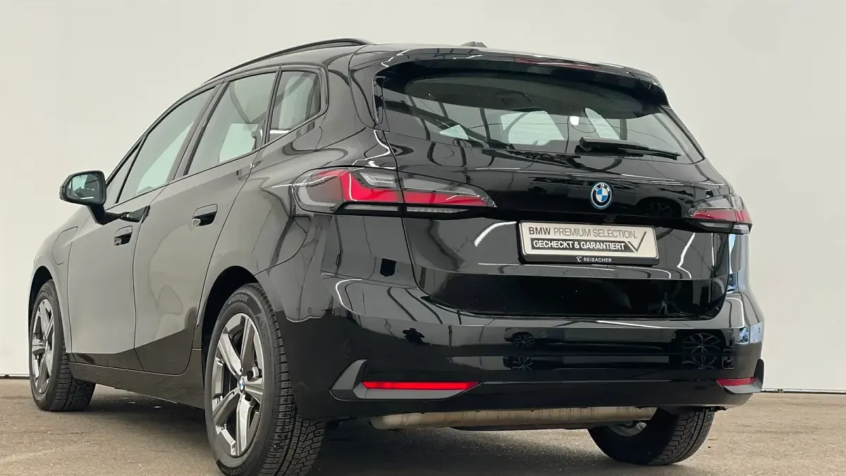 Gebraucht BMW 230e Active Tourer Efficient Dynamics 326 PS (239 kW) 2025 Schwarz uni Van / Kleinbus