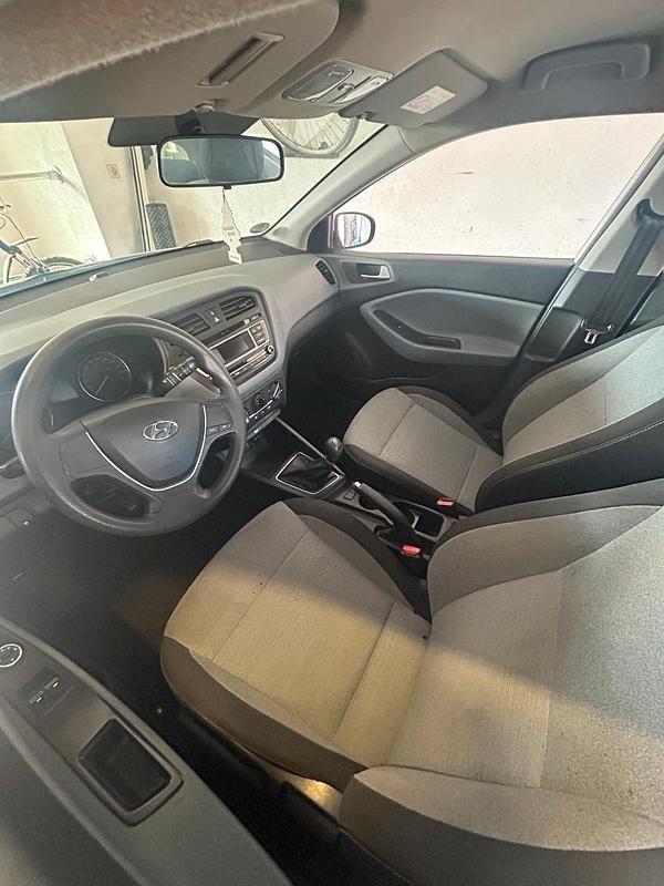 Gebraucht Hyundai i20 84 PS (61 kW) 2016 Weiß Kleinwagen