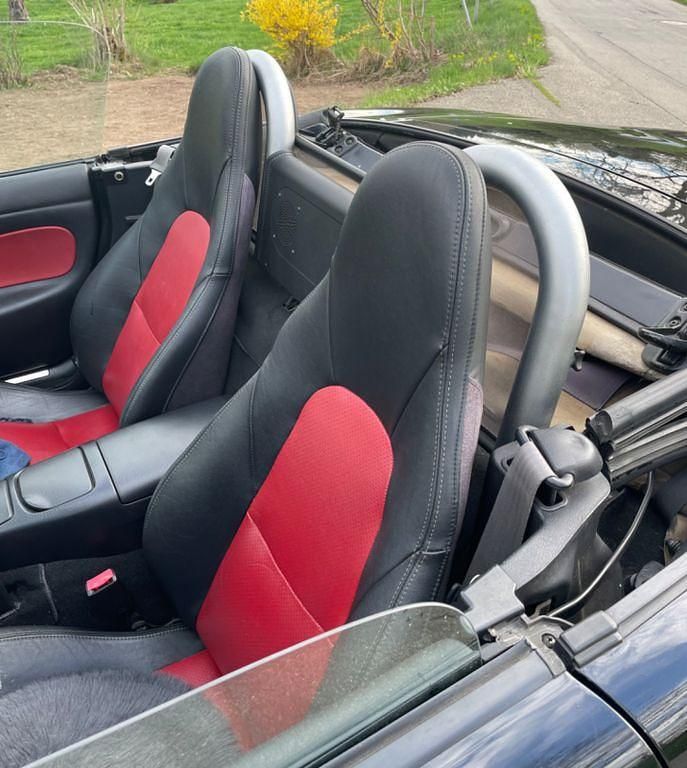 Second-hand Mazda MX5 110 CP (80 kW) 2004 Negru Cabrio