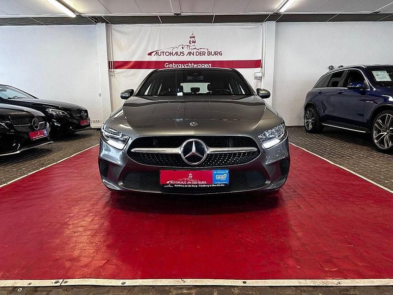 Gebraucht Mercedes A180 116 PS (85 kW) 2019 Grau Limousine