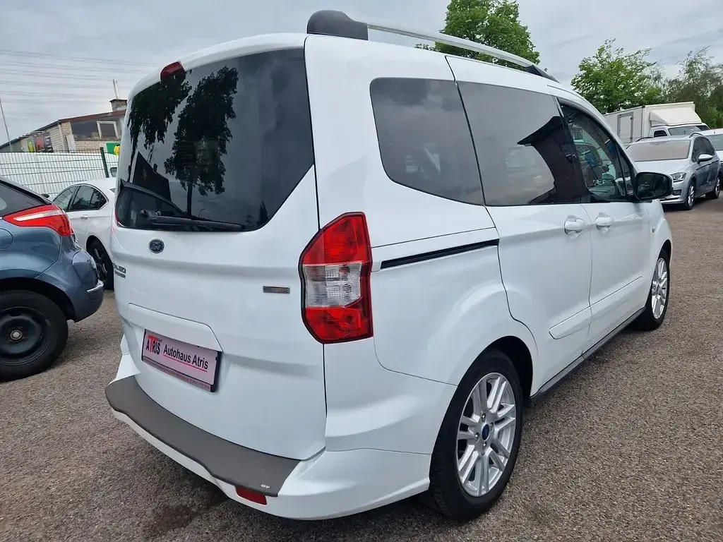 Gebraucht Ford Tourneo Courier Titanium 101 PS (74 kW) 2015 Weiß Van / Kleinbus