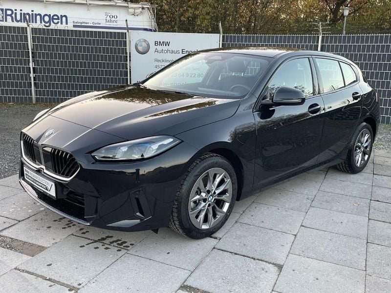 Black sapphire metallic Gebraucht 2024 BMW 120 Kleinwagen | 29.900 € (Fairer Preis) - Bild 1/3