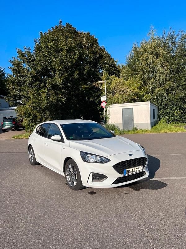 Weiß Gebraucht 2022 Ford Focus ST-Line Kleinwagen | 17.500 € (Guter Preis) - Bild 1/4