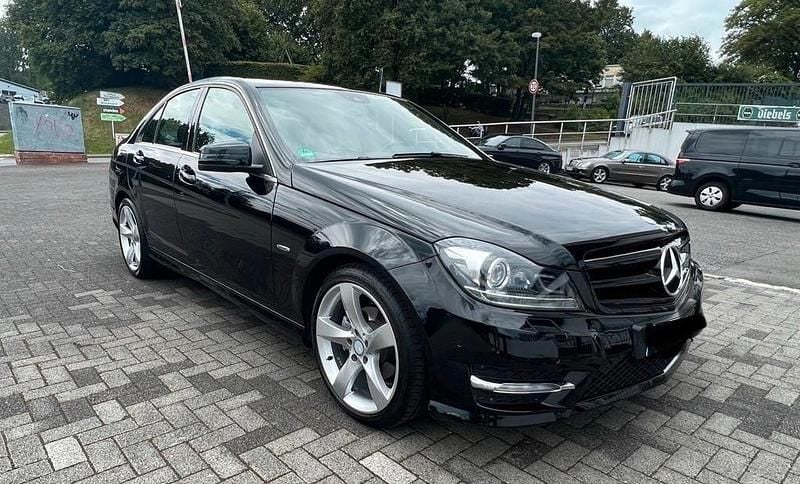 Schwarz Gebraucht 2014 Mercedes C180 Limousine | 16.500 € (Fairer Preis) - Bild 1/4