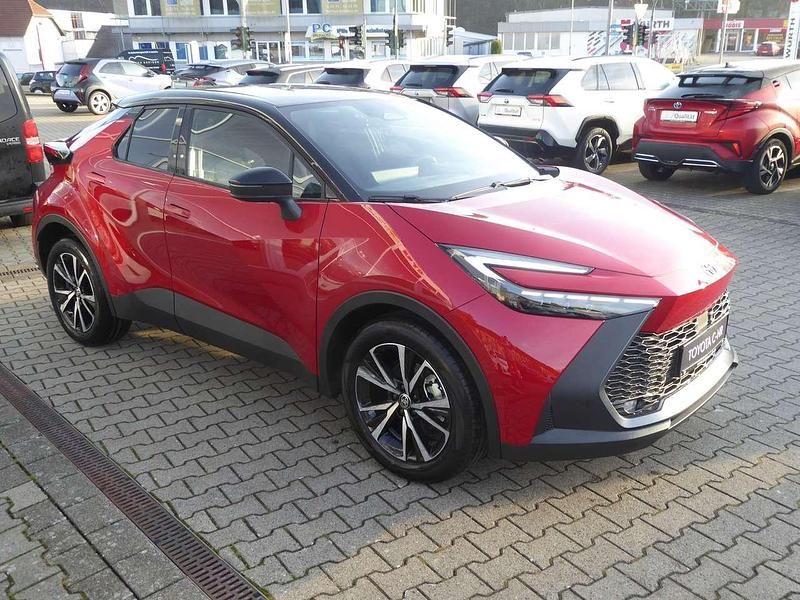 Neu Toyota C-HR 140 PS (102 kW) 2025 Karminarot / schwarz SUV