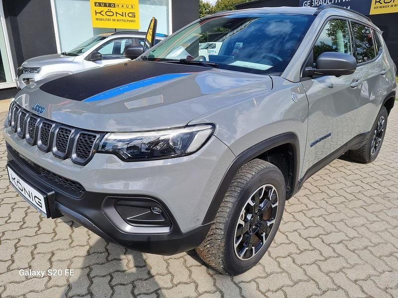 Grau Gebraucht 2021 Jeep Compass Trailhawk SUV | 25.477 € (Fairer Preis) - Bild 1/4