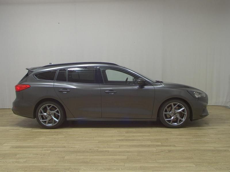 Grau Gebraucht 2020 Ford Focus ST-Line Limousine | 15.980 € (Guter Preis) - Bild 1/4